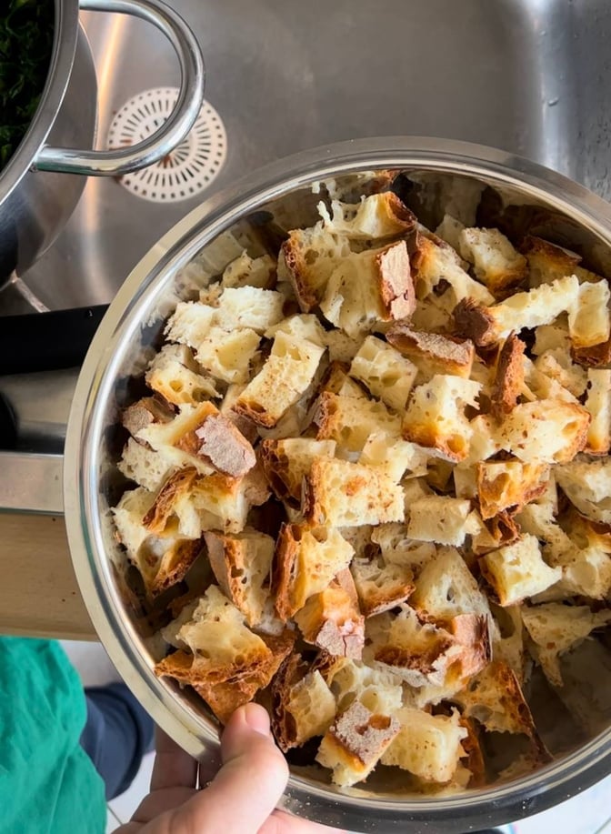 Pane duro tagliato a cubetti