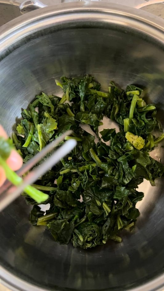 Taglia le cime di rapa a pezzetti