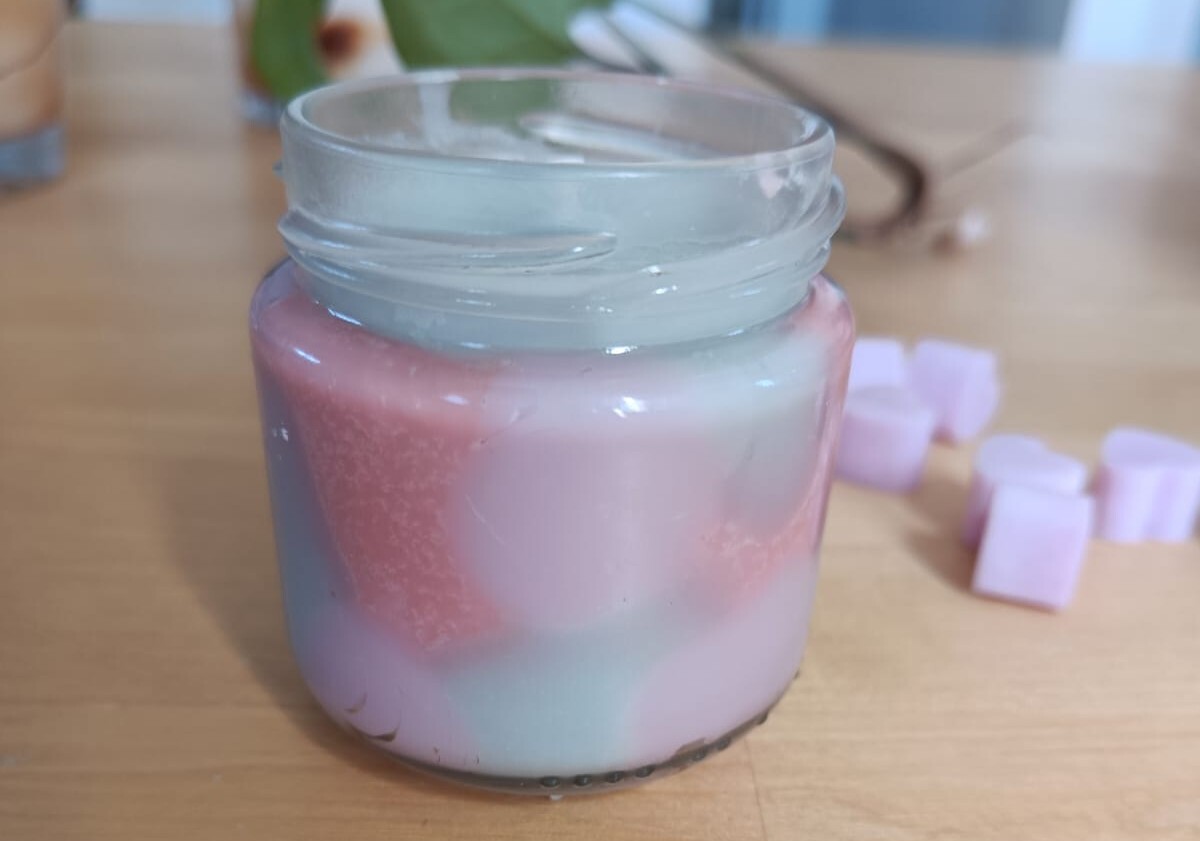 candela artigianale con stratificazione di colore