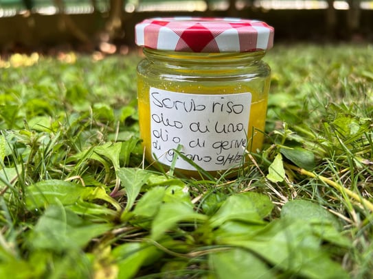 Scrub con farina di riso, olio di semi di lino e olio di germe di grano