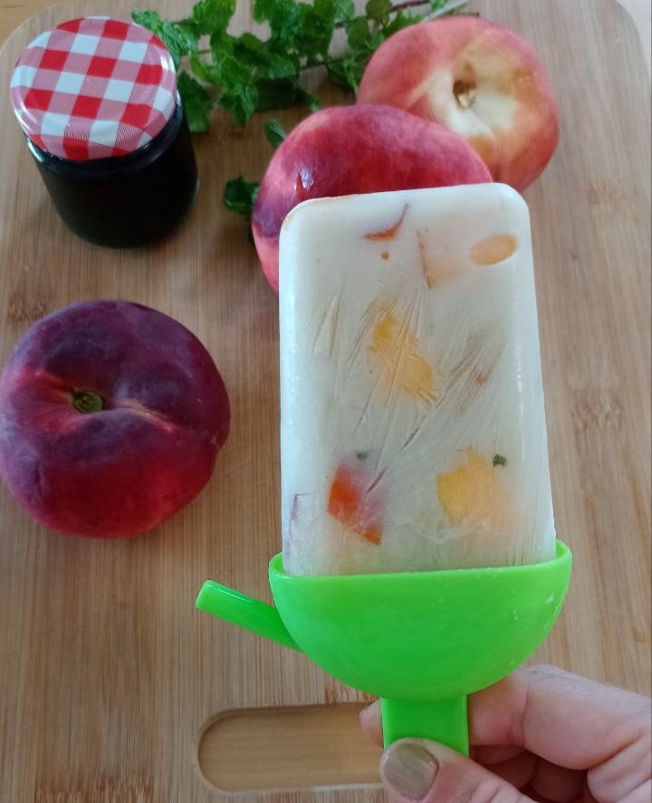 gelati su stecco con menta e pesca